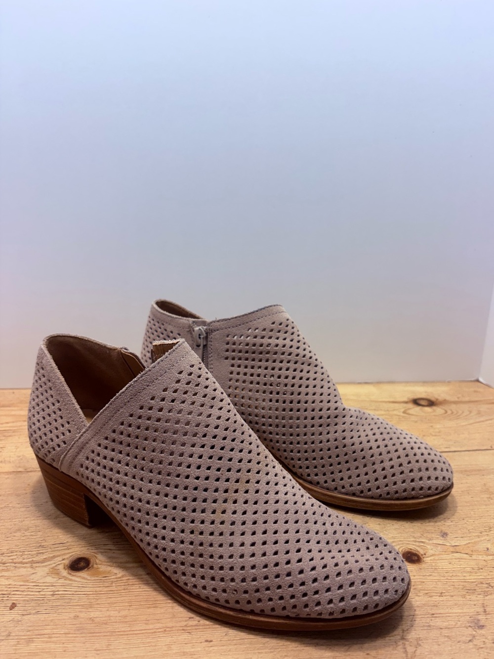 Lucky Brand || Women’s Baylah Taupe Perforated Suede Ankle Booties sz 8